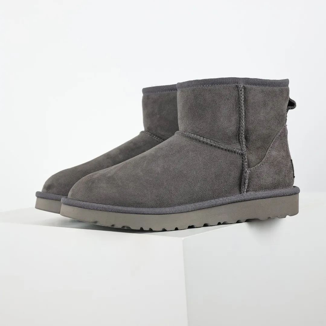 Pick up locally 💰540 Core recommendation Good price Cashmere insoles are a very suitable choice for keeping warm in winter and at home. In the new year, uug launched a series of styles, which are partial to the preferences of young consumers and have also moved to the forefront of fashion trends. Shoe body material Water-repellent coated suede upper 17mm UGGPURE™ implanted wool insole Lightweight non-slip comfortable rubber outsole With brand LOGO Trademark Comes with a full set of packaging Size: 35 36 37 38 39 40 41 42 43 44